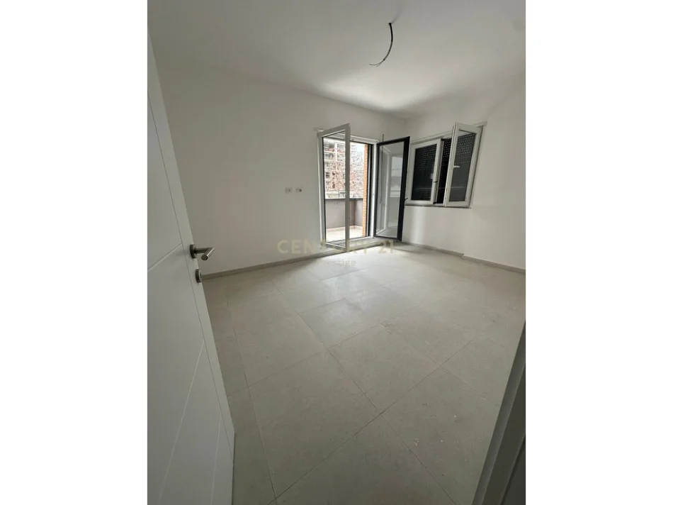 Tirane, jepet me qera apartament 2+1 Kati 1,Bulevardi Ri