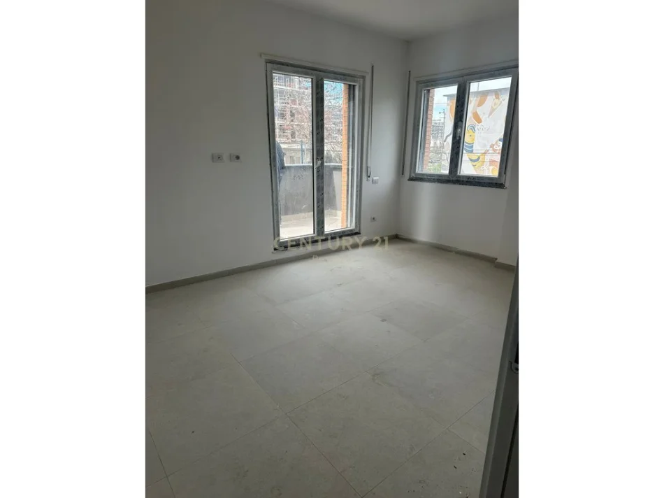 Tirane, jepet me qera apartament 2+1 Kati 1,Bulevardi Ri