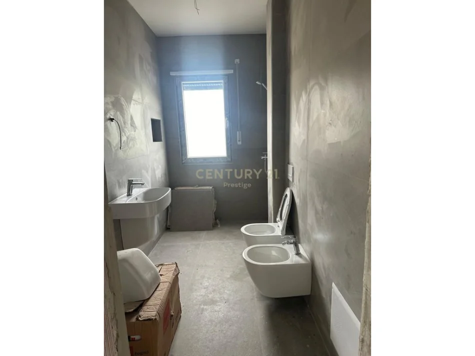 Tirane, jepet me qera apartament 2+1 Kati 1,Bulevardi Ri