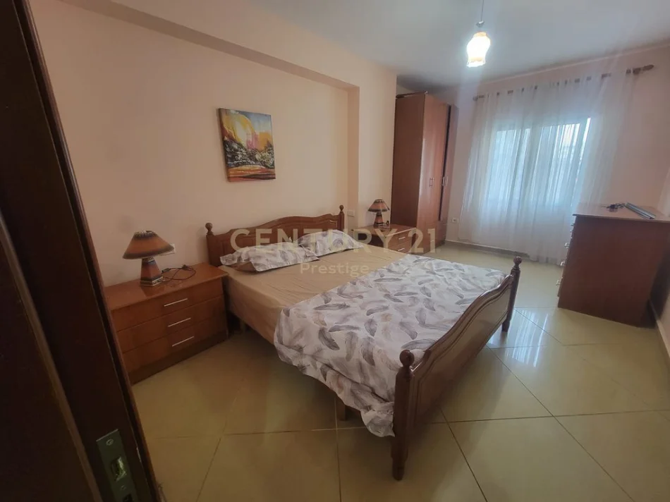 Tirane, jepet me qera apartament 3+1 Kati 3, 135 m² 750 € (Gjimnazi Petro Nini)