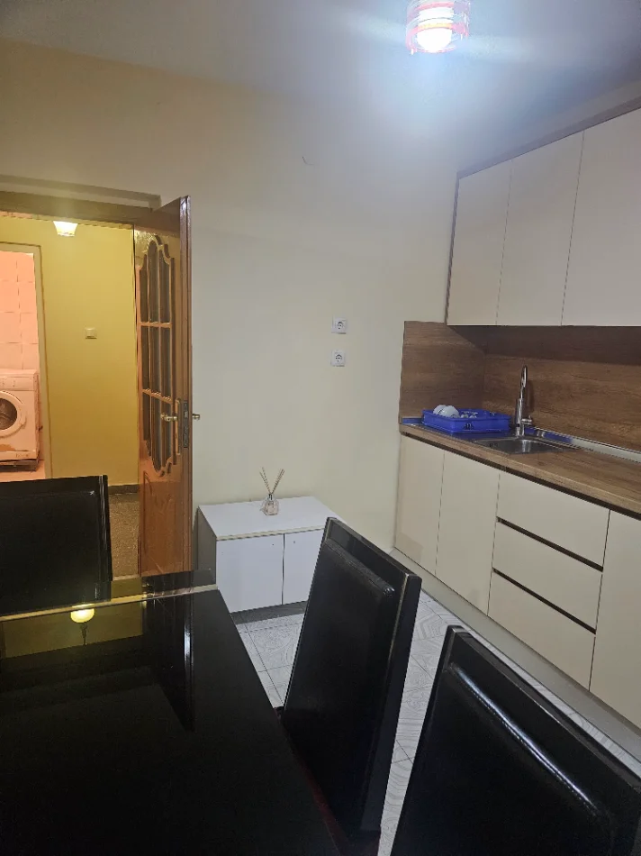 Tirane, jepet me qera apartament 1+1 Kati 4, 53 m² 350 € (Ish Parku ,Rruga Babe Rexha)