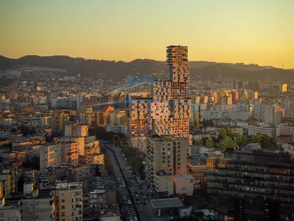 Tirane, shitet apartament 1+1+Ballkon Kati 16, 81 m²  € (Hora Vertikale)