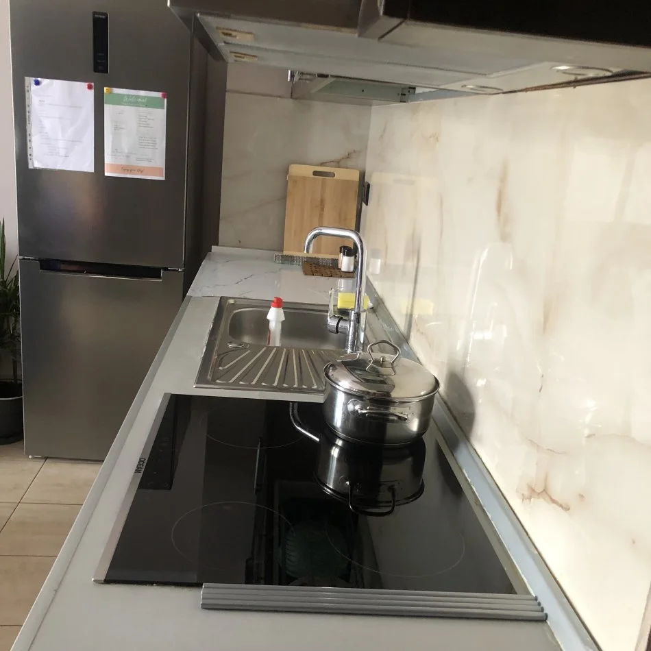 Tirane, jepet me qera apartament 1+1+Ballkon Kati 6, 85 m² 600 € (Rruga Gjon Buzuku)