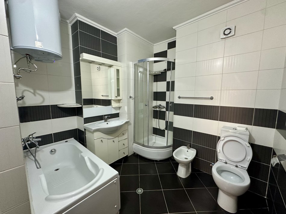 Tirane, jepet me qera apartament 2+1+Aneks+Ballkon Kati 6, 120 m² 600 € (Rruga Jata)