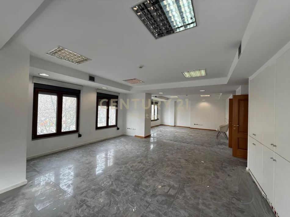Tirane, jepet me qera ambjent biznesi Kati 1, 250 m² 2.700 € (rruga e Elbasanit)