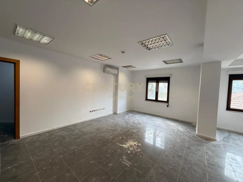 Tirane, jepet me qera ambjent biznesi Kati 1, 250 m² 2.700 € (rruga e Elbasanit)