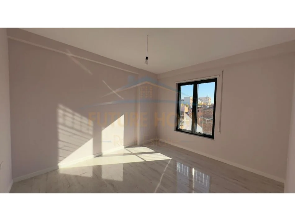 Tirane, shitet apartament 2+1+Ballkon Kati 5, 92 m² 225.000 € (Stacioni i Trenit)