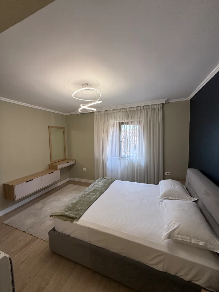 Tirane, jepet me qera apartament 2+1+Ballkon Kati 2, 90 m² (Rr Sales)