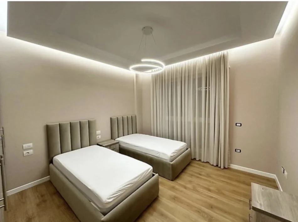Tirane, jepet me qera apartament 3+1 Kati 2, 170 m² 1.800 € (Liqeni i Thate.)