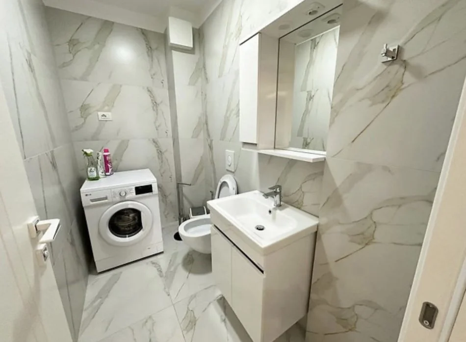 Tirane, jepet me qera apartament 3+1 Kati 2, 170 m² 1.800 € (Liqeni i Thate.)