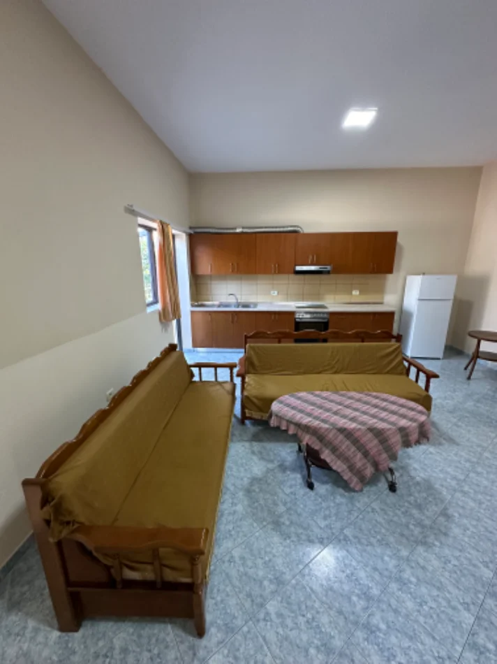 Tirane, jepet me qera garsonier Kati 1, 35 m² 200 € (Rrethi i Shkozes)