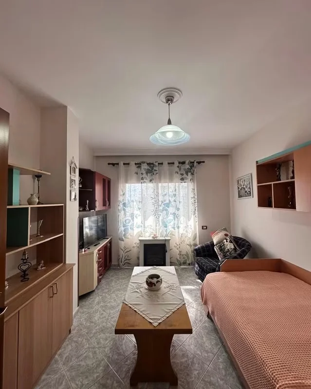 Tirane, jepet me qera apartament 2+1 Kati 6, (Rruga Muhamet Gjollesha)