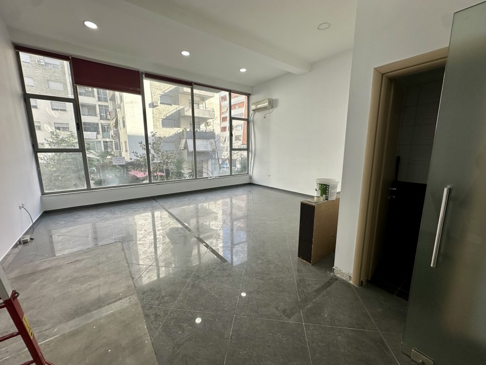 Tirane, jepet me qera Kati 1, 43 m² 350 € (Rruga Sokrat Miho)