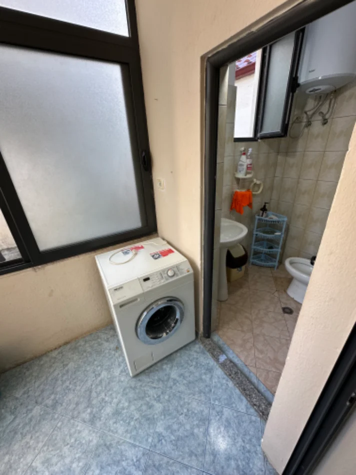 Tirane, jepet me qera garsonier Kati 1, 35 m² 200 € (Rrethi i Shkozes)
