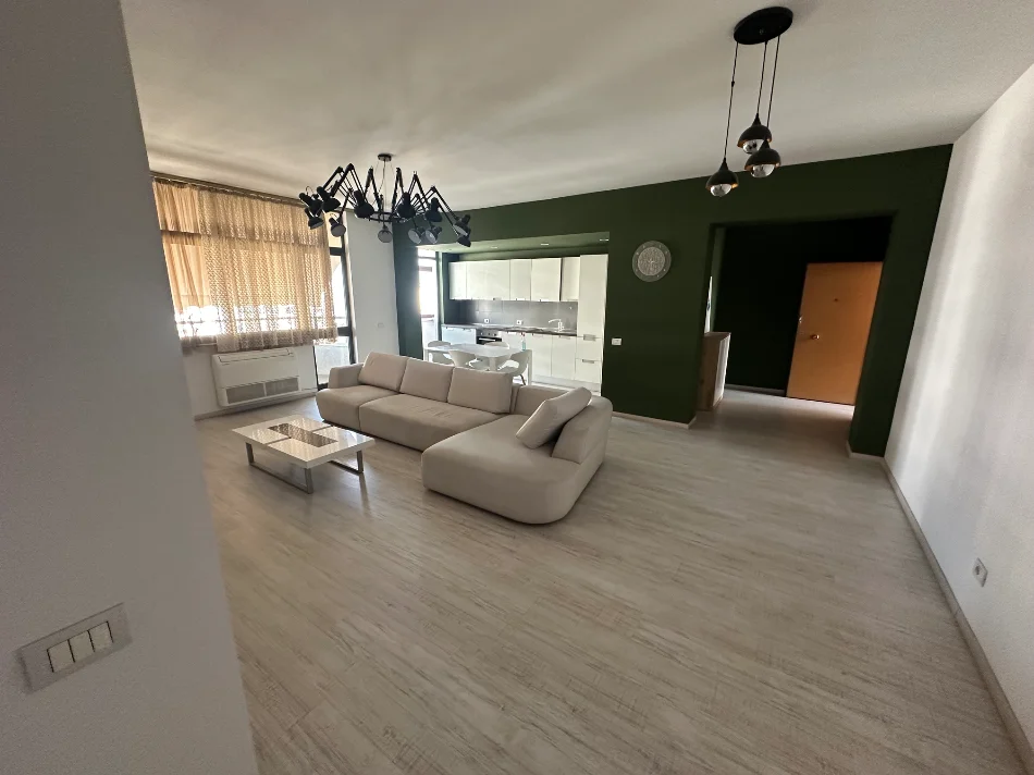 Tirane, jepet me qera apartament 2+1+Ballkon Kati 9, 120 m² 800 € (Bulevardi Zogu I)