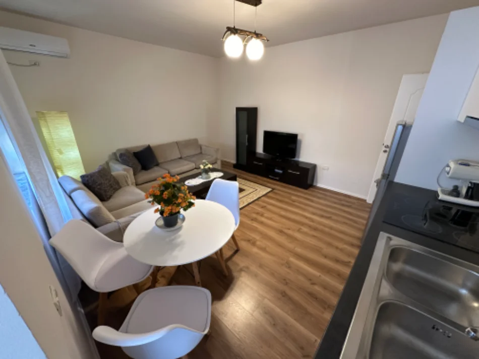 Tirane, jepet me qera apartament 1+1 Kati 5, 65 m² 500 € (Shkolla e Baletit tek Pasticeri Lej &amp; Laj)