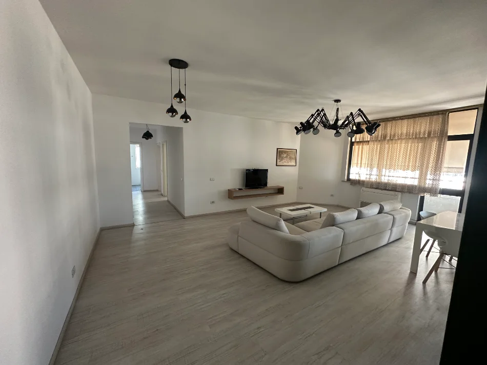 Tirane, jepet me qera apartament 2+1+Ballkon Kati 9, 120 m² 800 € (Bulevardi Zogu I)