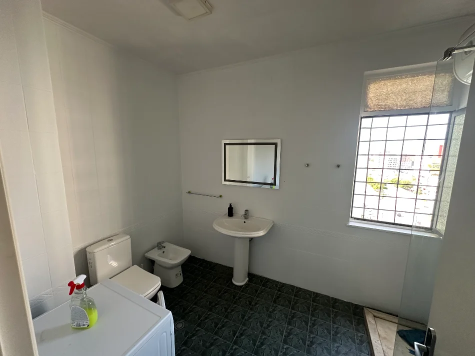 Tirane, jepet me qera apartament 2+1+Ballkon Kati 9, 120 m² 800 € (Bulevardi Zogu I)
