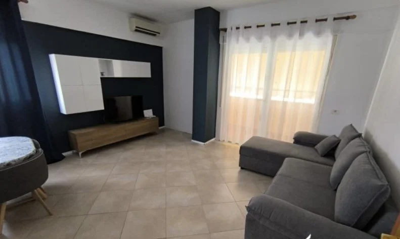 Tirane, jepet me qera apartament 1+1 Kati 5, 80 m² 650 € (Kristal center)