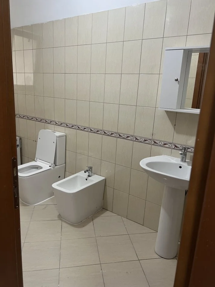 Tirane, jepet me qera apartament 3+1+Ballkon Kati 4, 136 m² 900 € (Komuna e parisit)