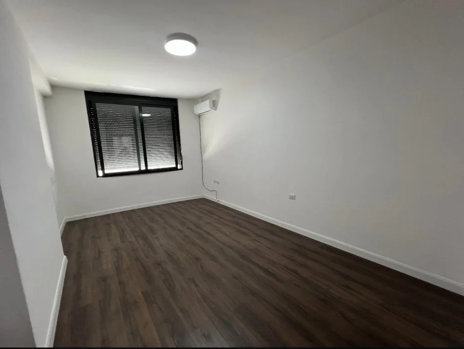 Tirane, jepet me qera apartament 3+1+Ballkon Kati 4, 136 m² 900 € (Komuna e parisit)