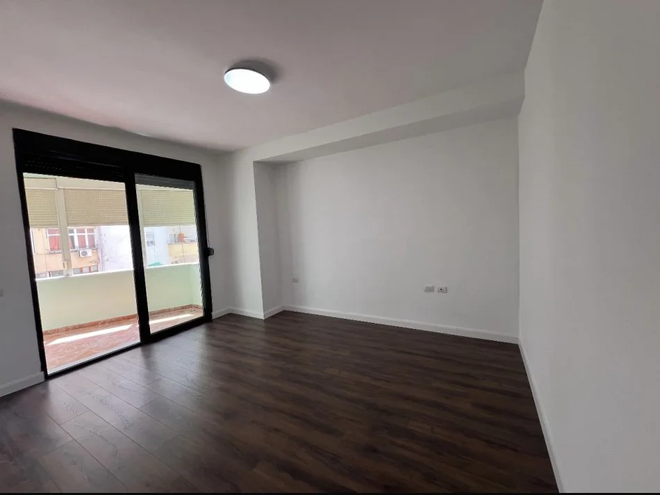 Tirane, jepet me qera apartament 3+1+Ballkon Kati 4, 136 m² 900 € (Komuna e parisit)