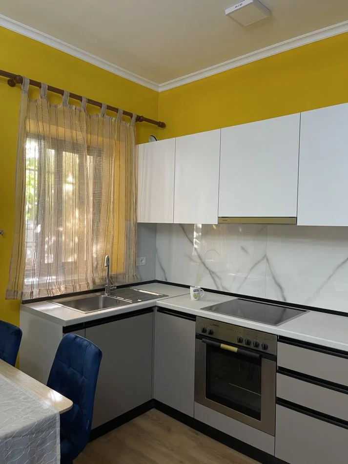 Tirane, jepet me qera apartament 1+1+Ballkon Kati 1, 70 m² 450 €
