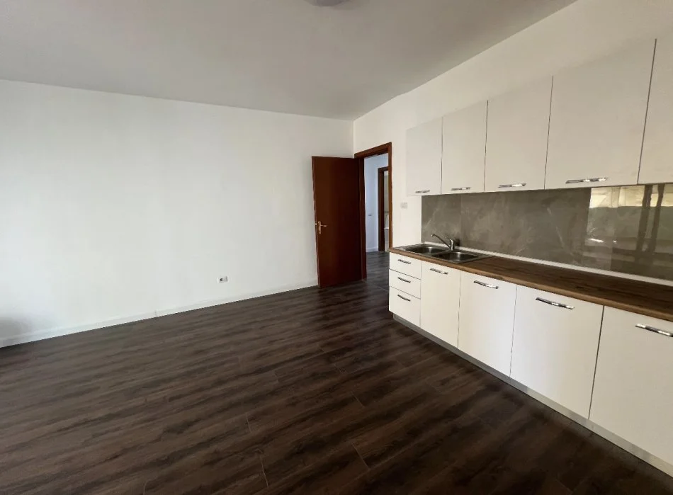 Tirane, jepet me qera apartament 3+1+Ballkon Kati 4, 136 m² 900 € (Komuna e parisit)