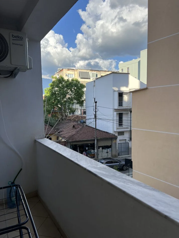 Tirane, jepet me qera apartament 1+1 Kati 2, 500 € (Rruga hoxha tahsimi)