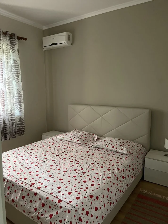 Tirane, jepet me qera apartament 1+1+Ballkon Kati 1, 70 m² 450 €