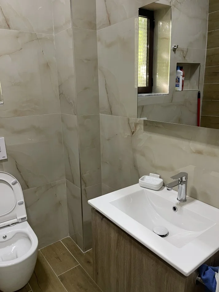 Tirane, jepet me qera apartament 1+1+Ballkon Kati 1, 70 m² 450 €