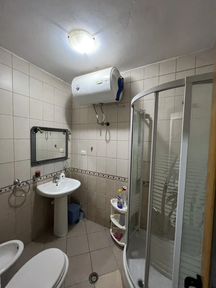 Tirane, jepet me qera apartament 1+1 Kati 2, 500 € (Rruga hoxha tahsimi)