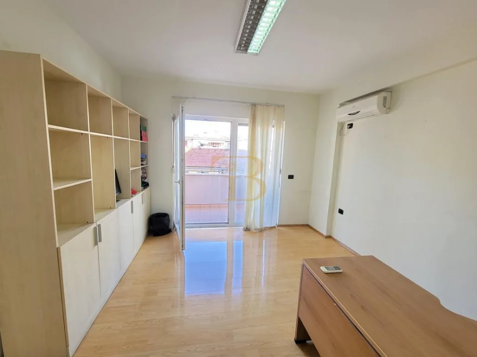 Tirane, jepet me qera ambjent biznesi Kati 3, 108 m² 750 € 