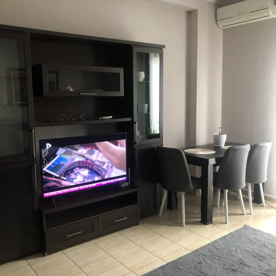 Tirane, jepet me qera apartament 1+1+Ballkon Kati 6, 85 m² 600 € (Rruga Gjon Buzuku)