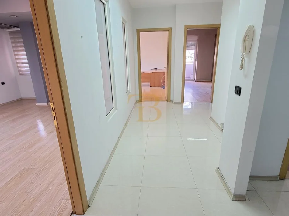 Tirane, jepet me qera ambjent biznesi Kati 3, 108 m² 750 € 