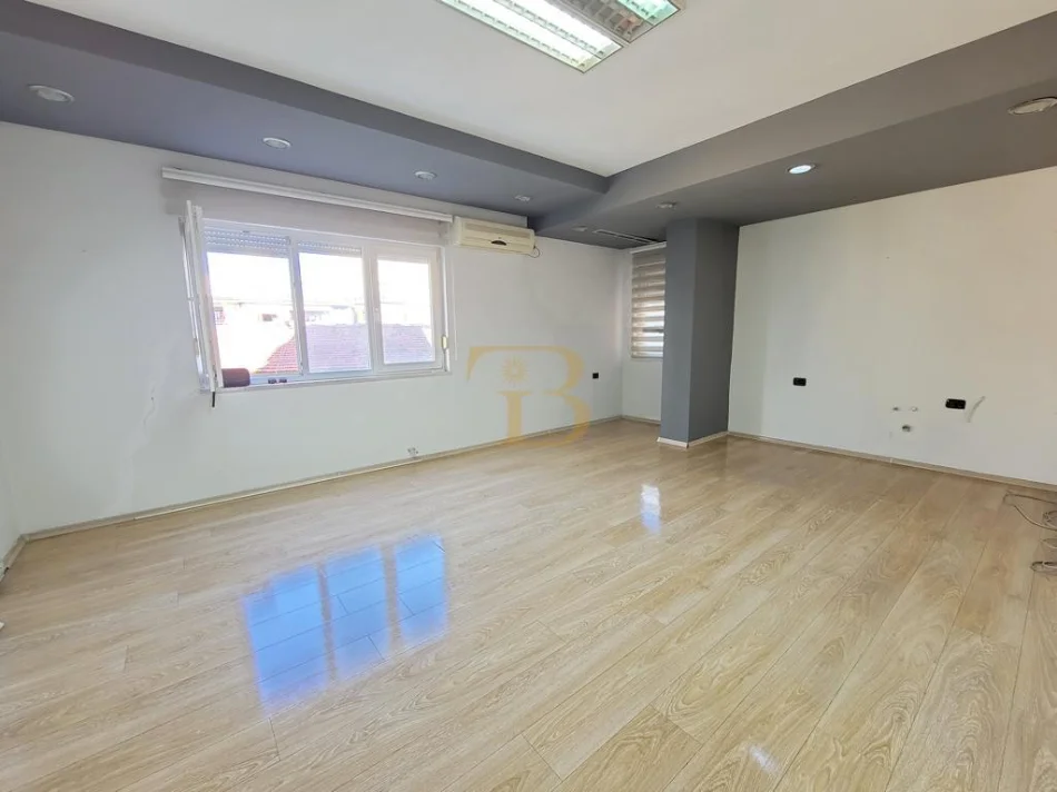 Tirane, jepet me qera ambjent biznesi Kati 3, 108 m² 750 € 