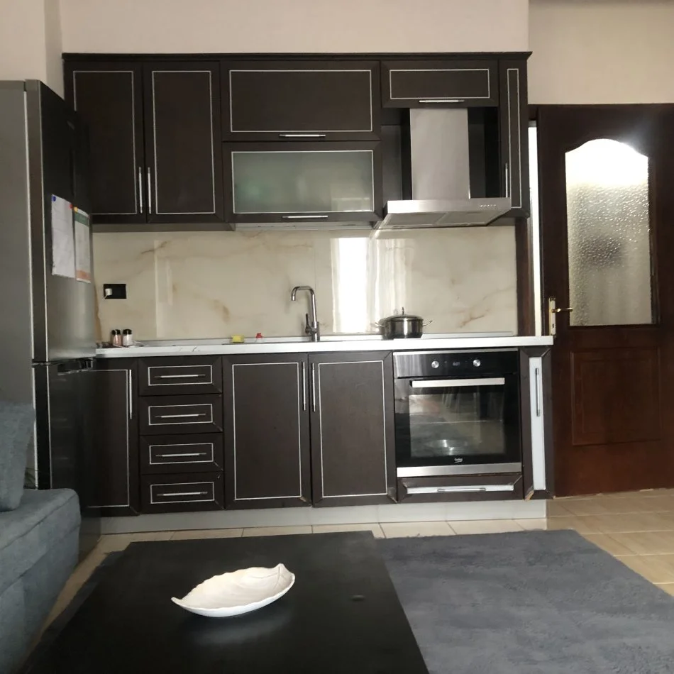 Tirane, jepet me qera apartament 1+1+Ballkon Kati 6, 85 m² 600 € (Rruga Gjon Buzuku)