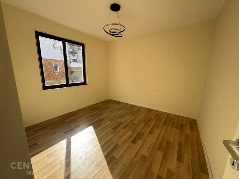 Tirane, shitet apartament 2+1 Kati 4, 76 m² 155.000 € (Mine Peza)