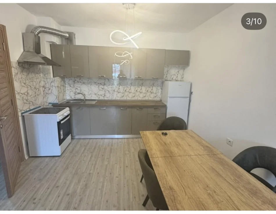 Tirane, jepet me qera apartament 1+1+Ballkon Kati 2, 80 m² 370 € (Rruga e qelqit)