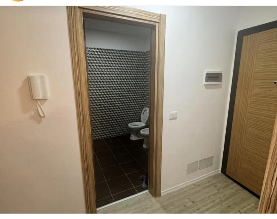 Tirane, jepet me qera apartament 1+1+Ballkon Kati 2, 80 m² 370 € (Rruga e qelqit)