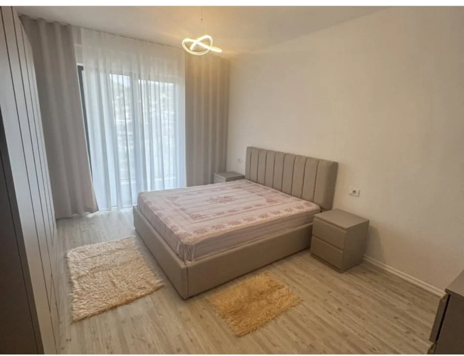 Tirane, jepet me qera apartament 1+1+Ballkon Kati 2, 80 m² 370 € (Rruga e qelqit)