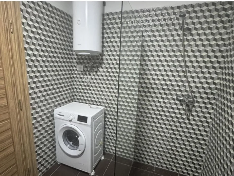 Tirane, jepet me qera apartament 1+1+Ballkon Kati 2, 80 m² 370 € (Rruga e qelqit)