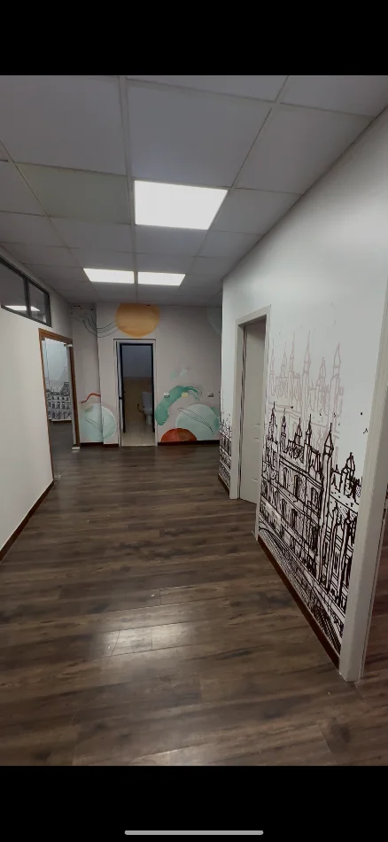 Tirane, jepet me qera ambjent biznesi Kati 1, 220 m² 2.000 € (Bulevardi Zogu I)