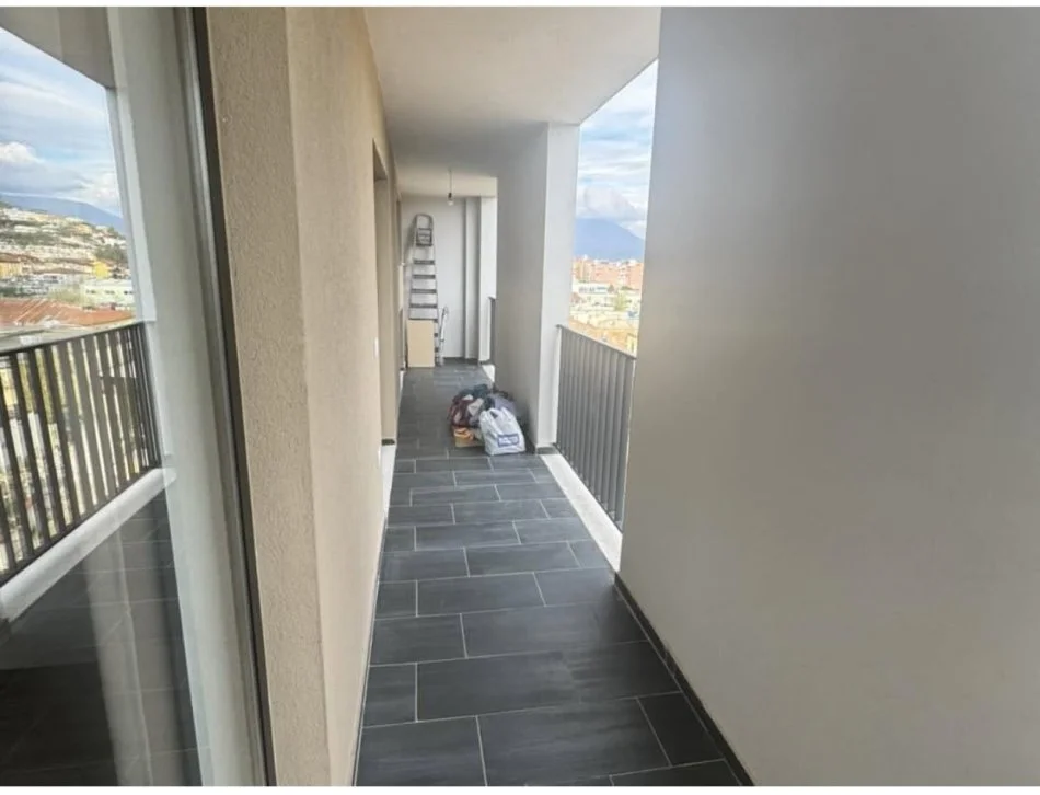 Tirane, jepet me qera apartament 1+1+Ballkon Kati 2, 80 m² 370 € (Rruga e qelqit)