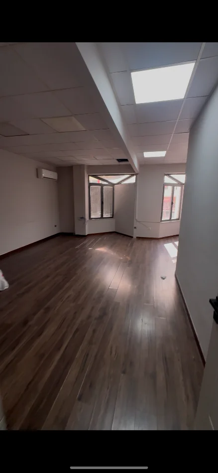 Tirane, jepet me qera ambjent biznesi Kati 1, 220 m² 2.000 € (Bulevardi Zogu I)