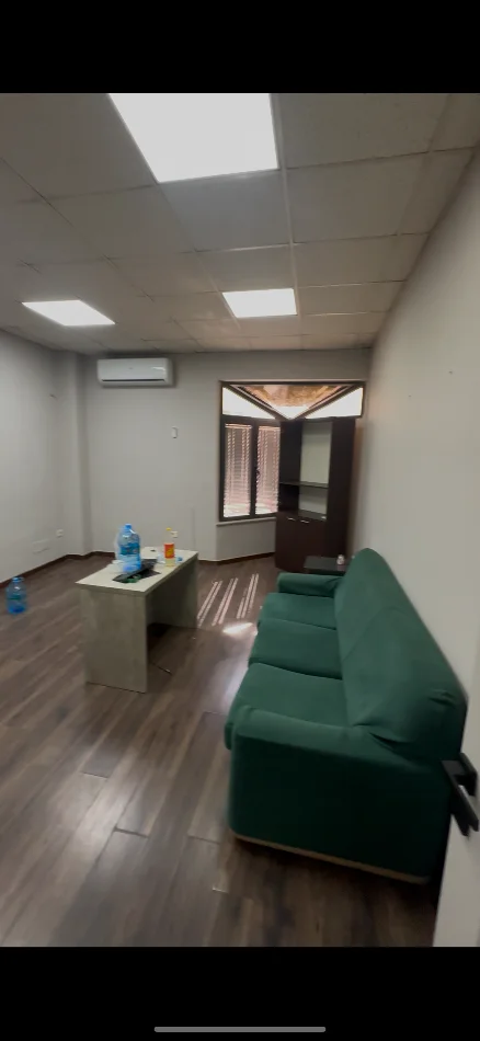 Tirane, jepet me qera ambjent biznesi Kati 1, 220 m² 2.000 € (Bulevardi Zogu I)