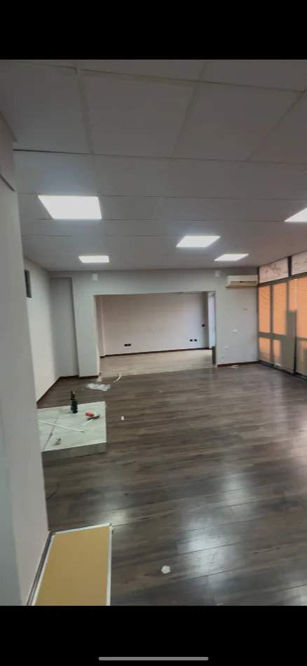 Tirane, jepet me qera ambjent biznesi Kati 1, 220 m² 2.000 € (Bulevardi Zogu I)