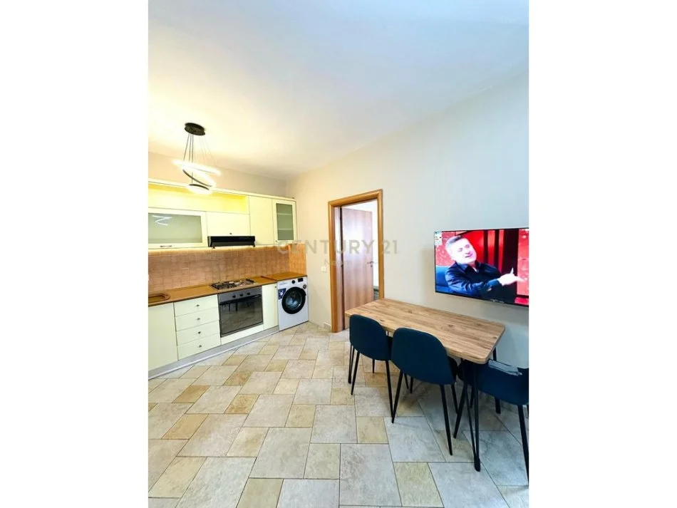 Tirane, jepet me qera apartament 1+1 Kati 15, 60 m² 600 € (9-katshet)