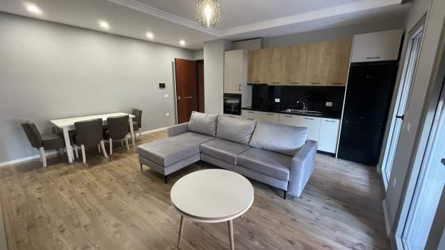 Tirane, jepet me qera apartament Kati 4, 74 m² 700 Euro (Kompleksi delijorgj)