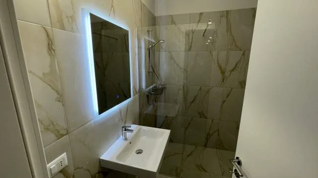 Tirane, jepet me qera apartament Kati 4, 74 m² 700 Euro (Kompleksi delijorgj)